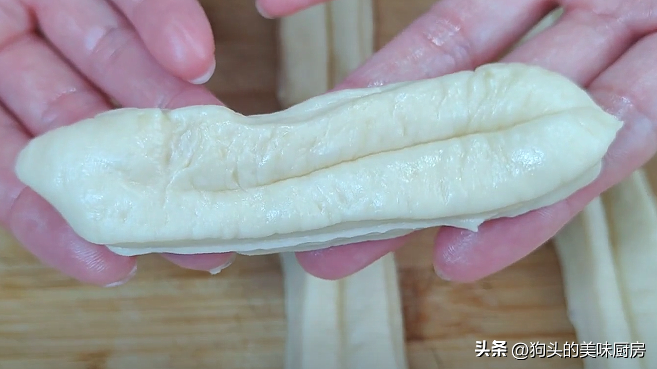 家庭做小油条简单方法教程_做小油条简单方法-13
