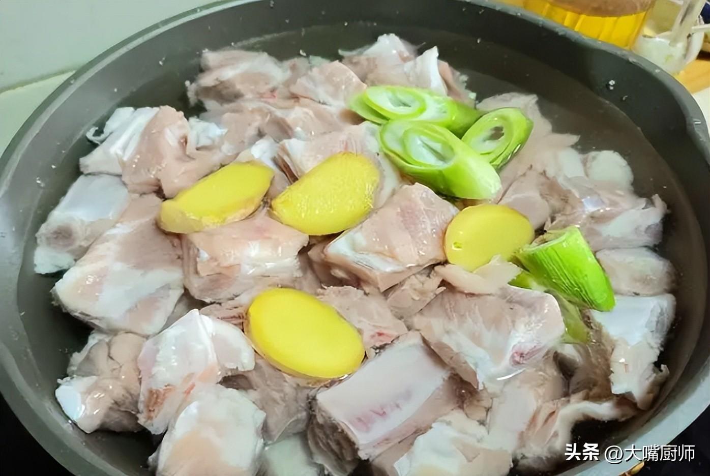 莲藕排骨汤怎么做莲藕不发黑（炖莲藕排骨汤的做法）-4