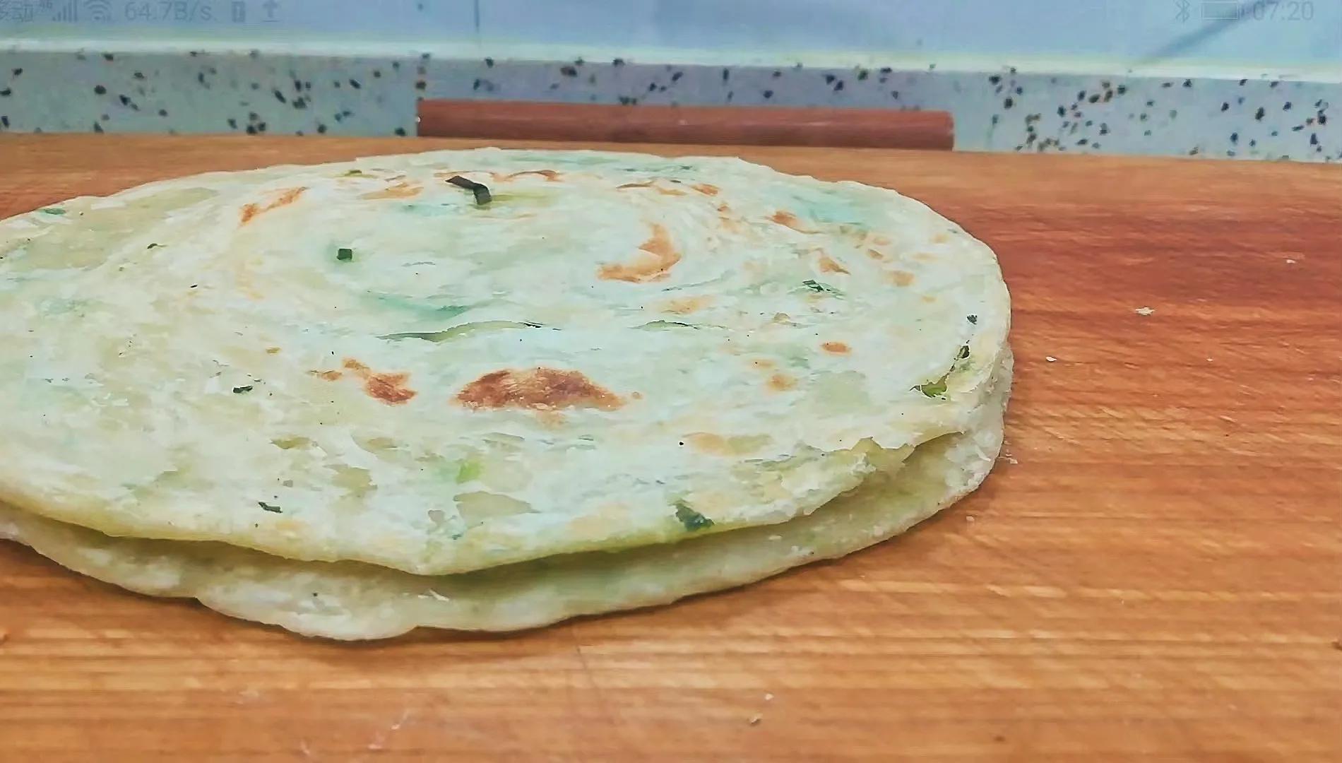 葱花饼的家常做法又松又软（葱油饼的家常做法油炸）-3