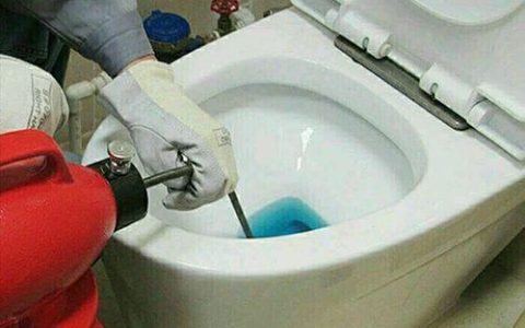 马桶堵了怎么办水冲不下去满满的（马桶堵了泡一夜会通吗）