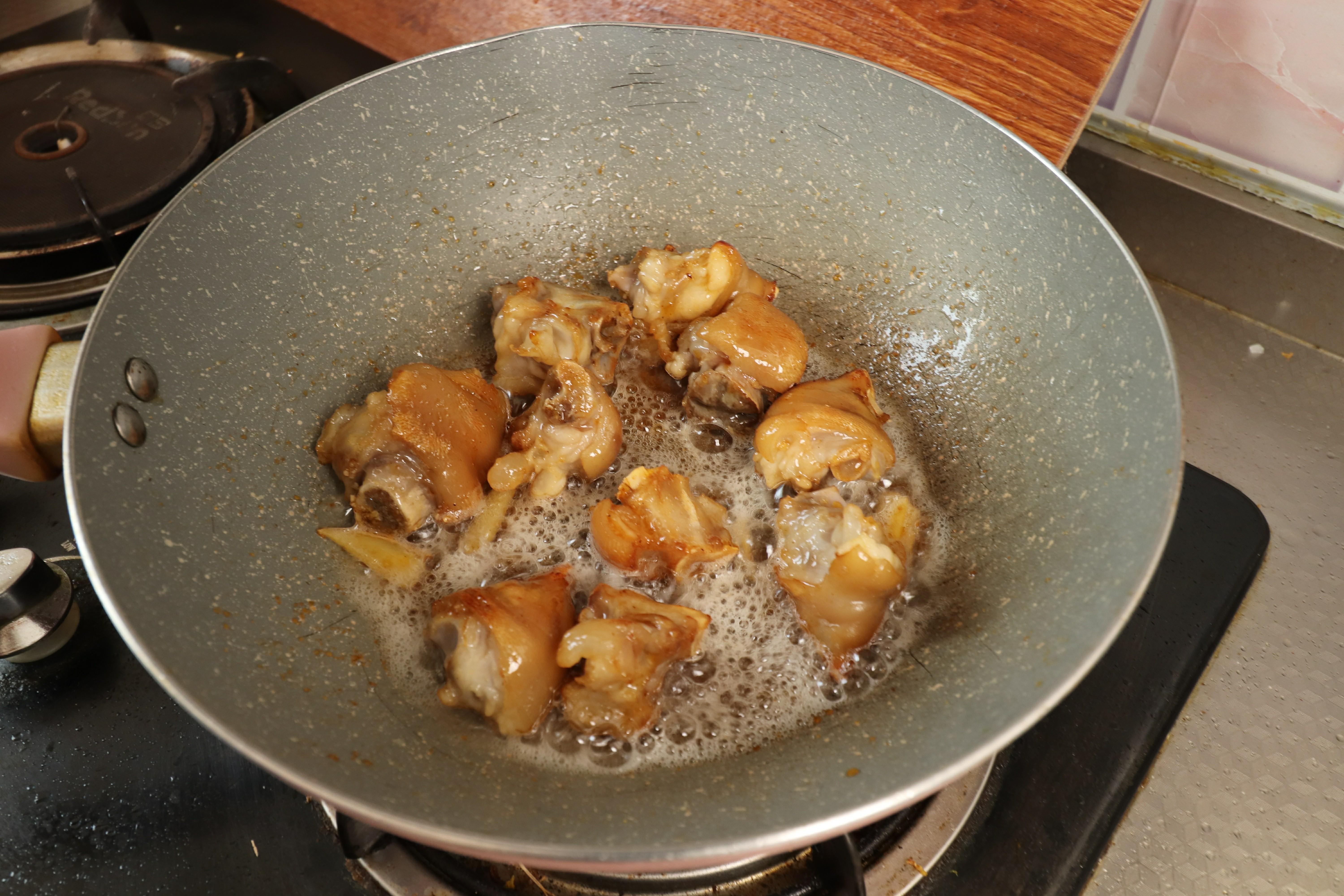 黄豆猪蹄汤黄豆泡多久（炖猪脚黄豆泡一个小时行吗）-5