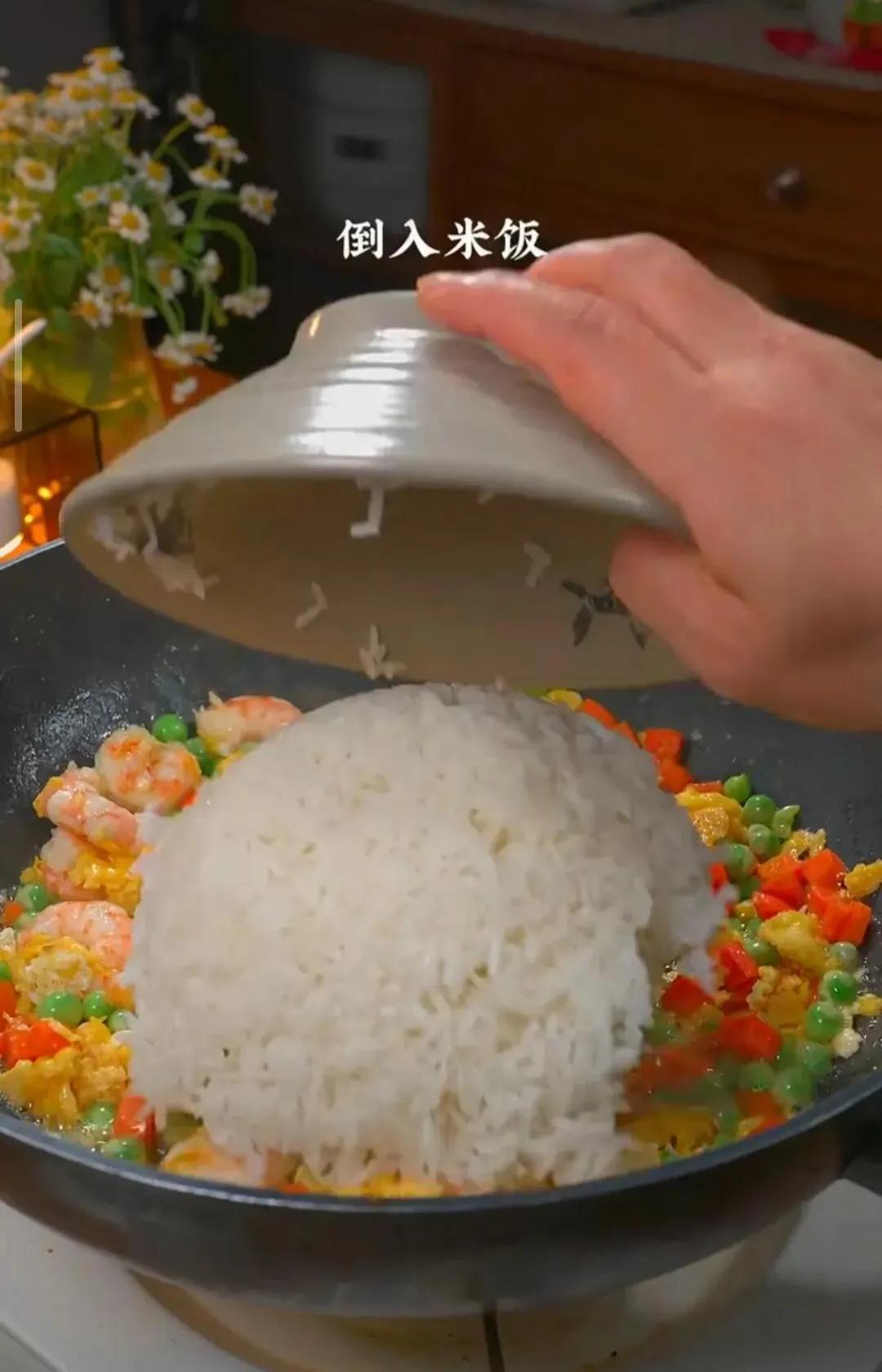 菠萝饭怎么炒最好吃（菠萝米饭怎样焖最好吃）-12
