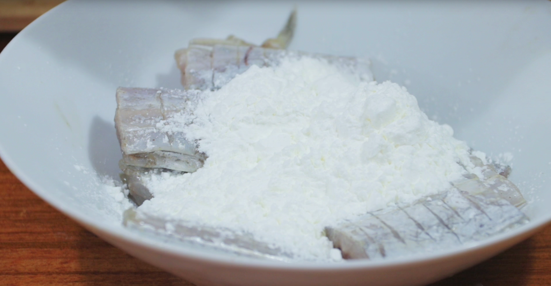 油炸带鱼的做法（干炸带鱼用淀粉还是面粉好）-4