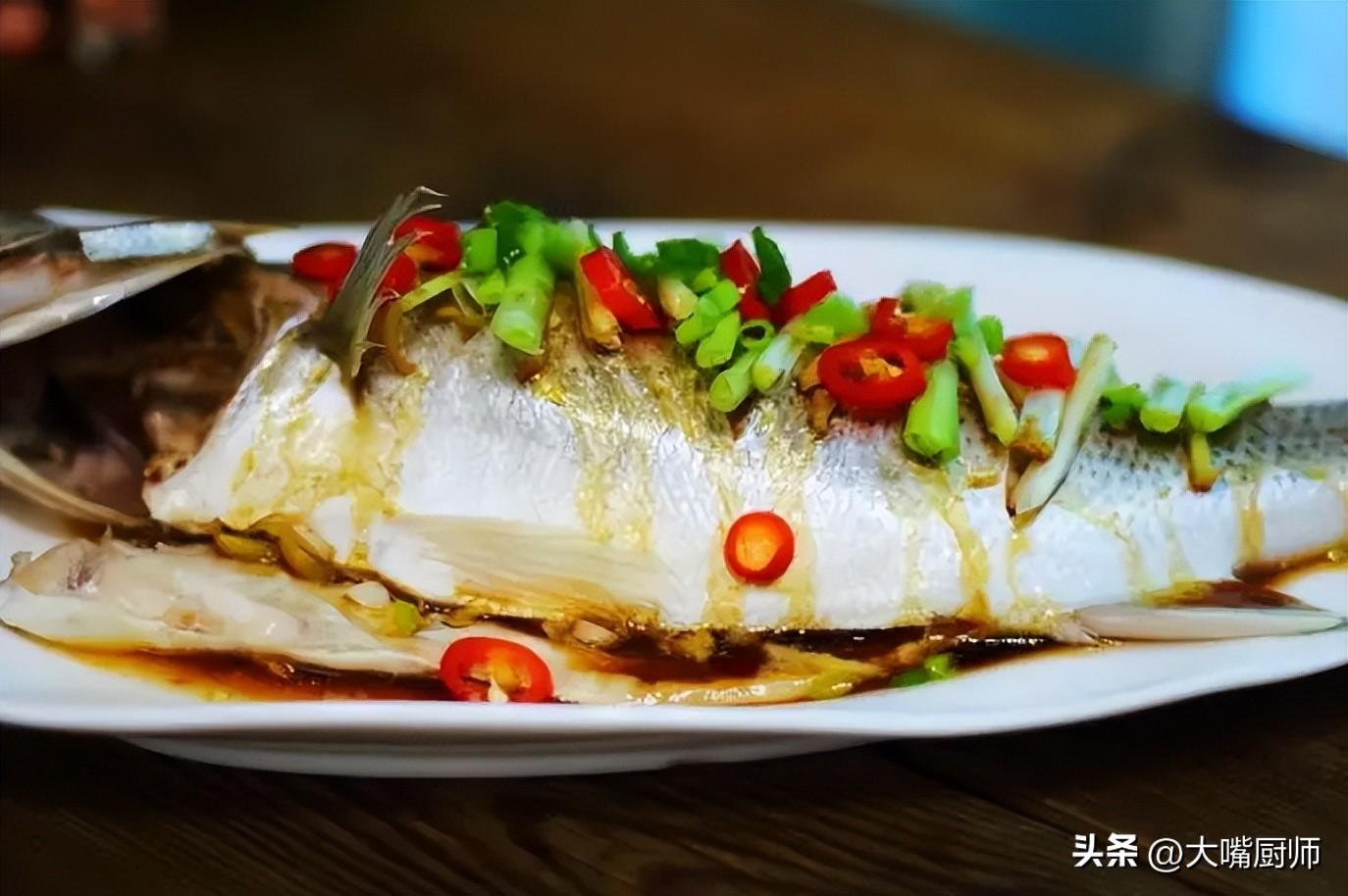 怎样做清蒸鱼又嫩又好吃（清蒸鱼怎么淹制）-7