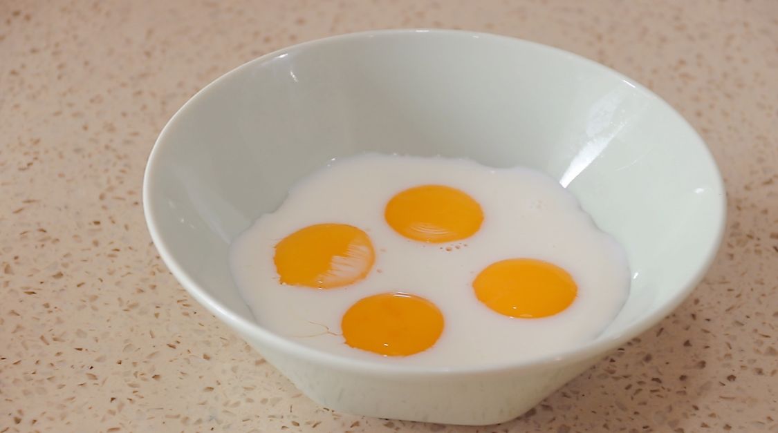 电饭锅做最简单的蛋糕（电饭锅蛋糕怎么做）-5