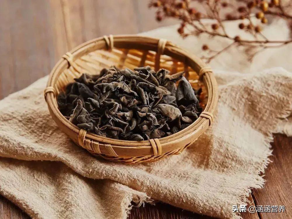 黑木耳红枣汤可以天天吃吗_银耳吃了半年脸上的斑没了-2