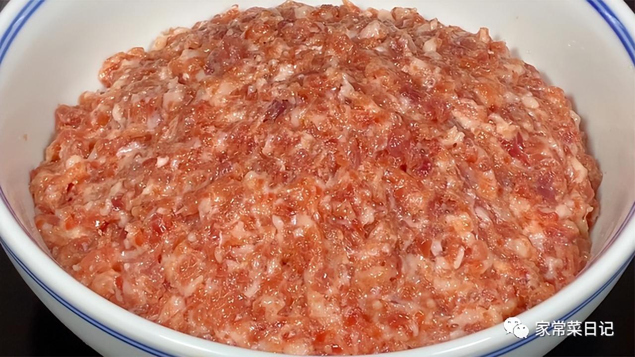 包饺子的肉馅怎么调好吃 猪肉馅如何调才又鲜又嫩？-2