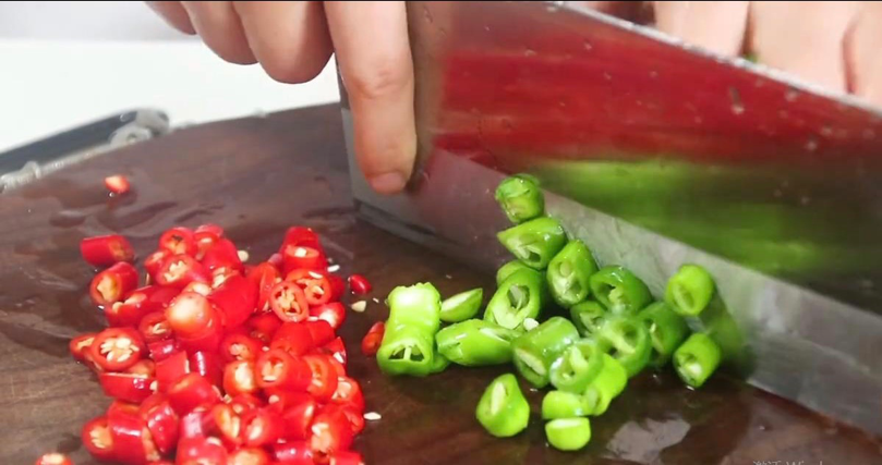 炒鸡肉怎样炒更好吃（鸡肉应该怎么炒好吃）-3