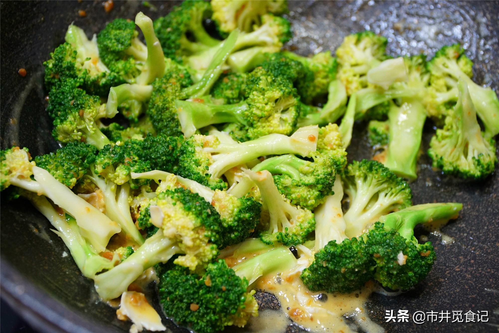 炒西兰花怎么炒才好吃又简单（家常菜炒西兰花的做法）-9