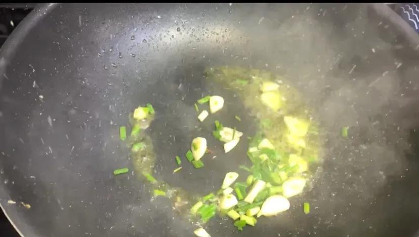 瓜片炒鸡蛋怎么做好吃_西葫芦炒鸡蛋的家常做法-7