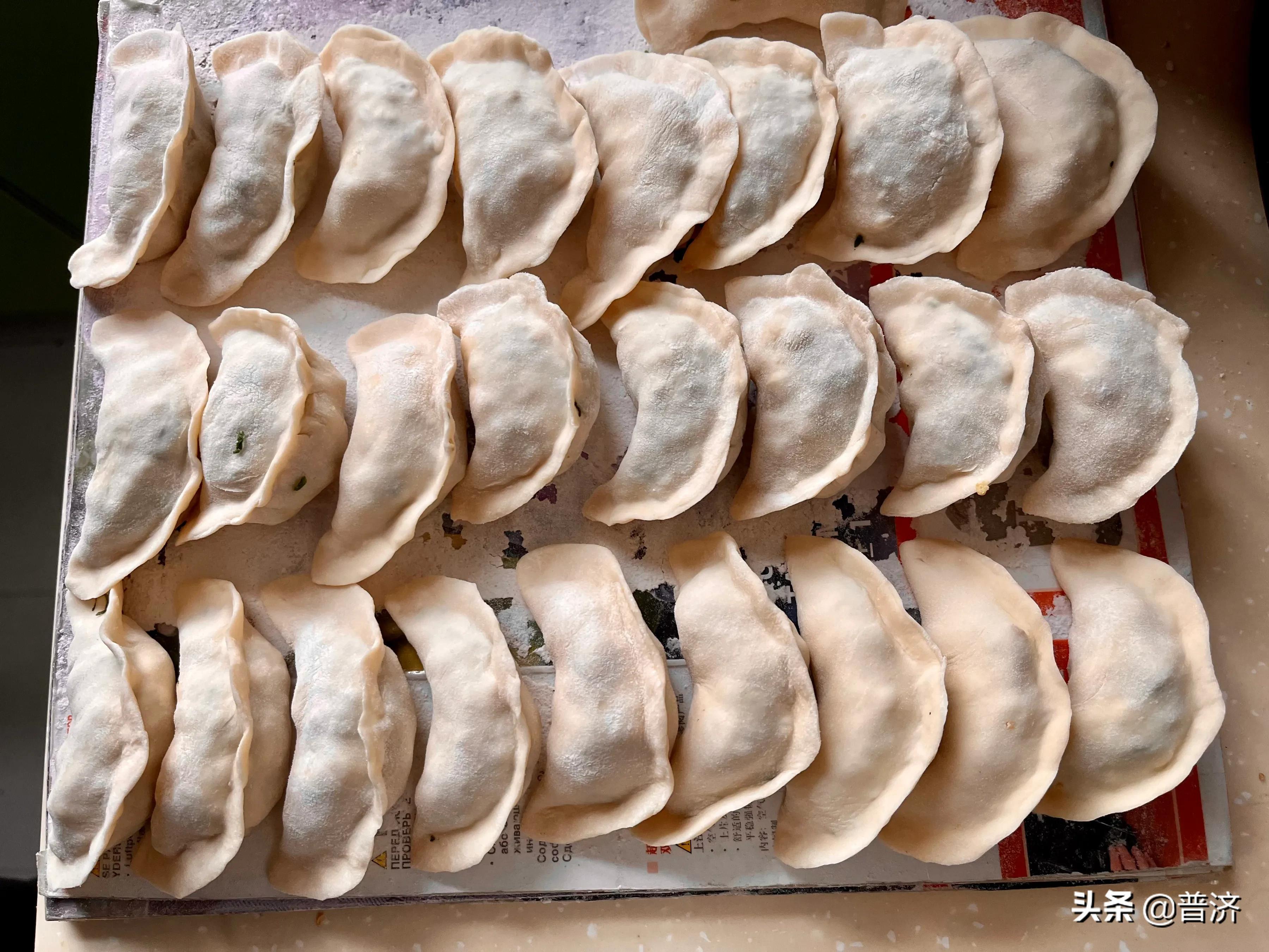 荠菜饺馅子怎么做（荠菜包素馅饺子配什么菜较好）-3