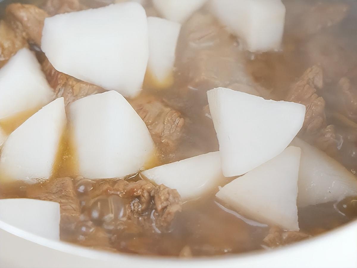 萝卜炖牛肉怎么做好吃又烂（萝卜炖牛肉炖多久）-6