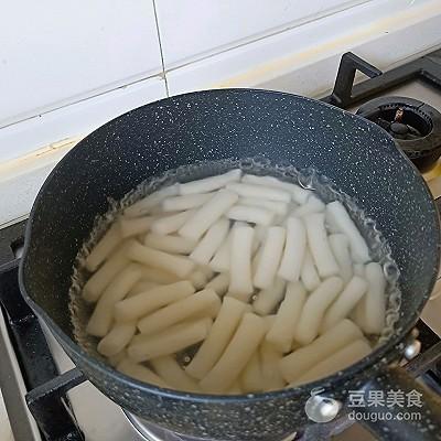 辣年糕的做法家常做法（辣年糕怎么做好吃）-6