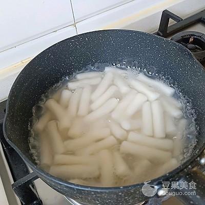 辣年糕的做法家常做法（辣年糕怎么做好吃）-7