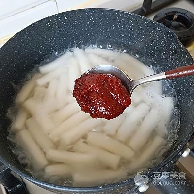 辣年糕的做法家常做法（辣年糕怎么做好吃）-8