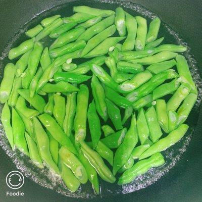 四季豆土豆炖肉的做法（五花肉炖土豆四季豆怎么做）-3