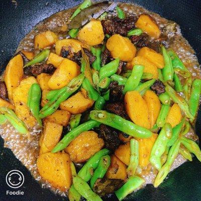 四季豆土豆炖肉的做法（五花肉炖土豆四季豆怎么做）-8