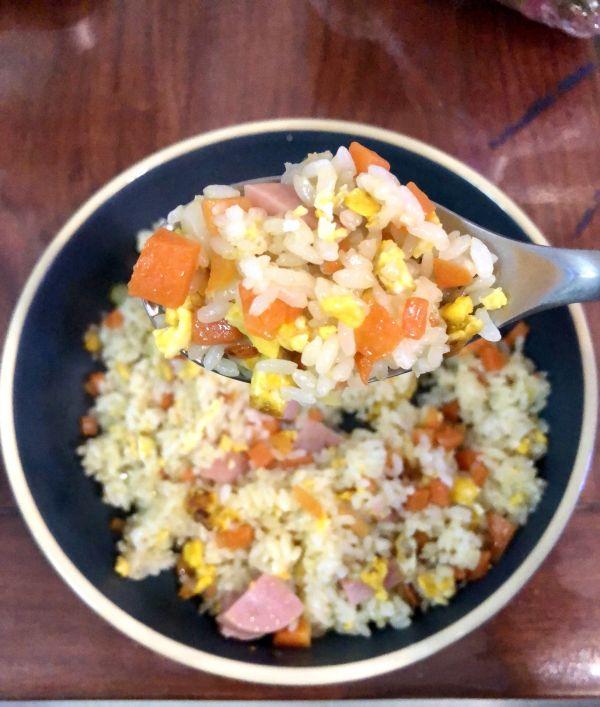 怎样做蛋炒饭好吃又简单（蛋炒饭的做法及配料）-1