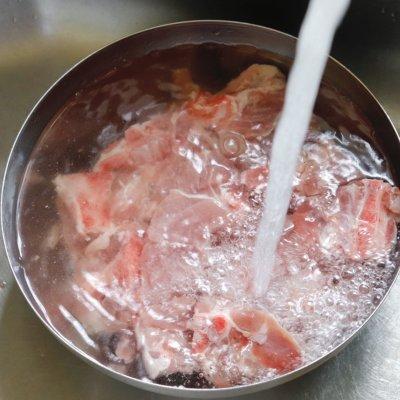 莲藕和什么煲汤好吃又营养（莲藕黄豆猪骨汤的做法）-4