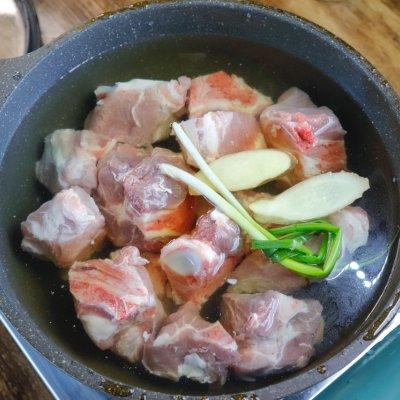 莲藕和什么煲汤好吃又营养（莲藕黄豆猪骨汤的做法）-5