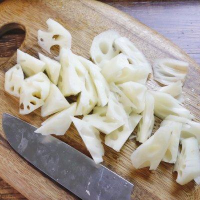 莲藕和什么煲汤好吃又营养（莲藕黄豆猪骨汤的做法）-6