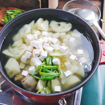 莲藕和什么煲汤好吃又营养（莲藕黄豆猪骨汤的做法）-8