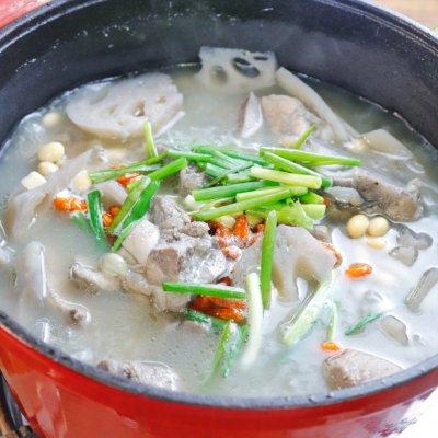 莲藕和什么煲汤好吃又营养（莲藕黄豆猪骨汤的做法）-9