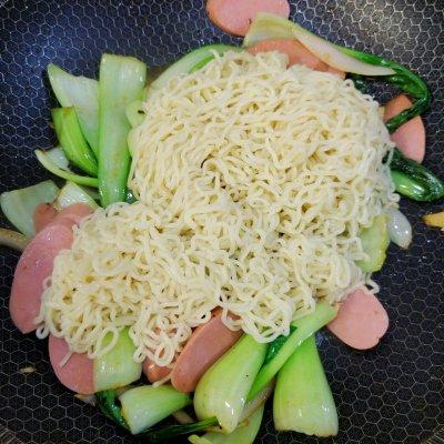 炒方便面的做法和配料（方便面怎样炒着吃好吃）-13