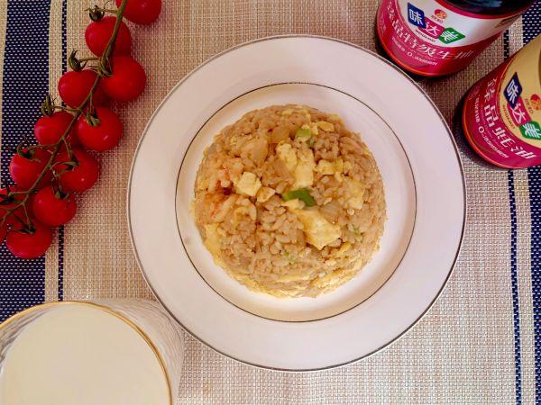 虾仁炒米饭怎么做好吃（虾仁炒饭的经典做法）-1