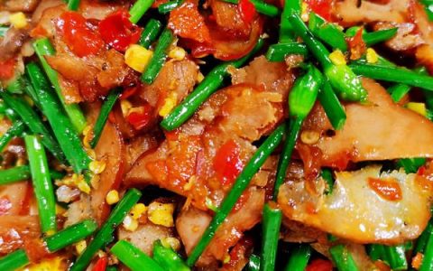 韭花炒腊鸡肉怎么炒（辣椒炒腊鸡怎样做好吃）