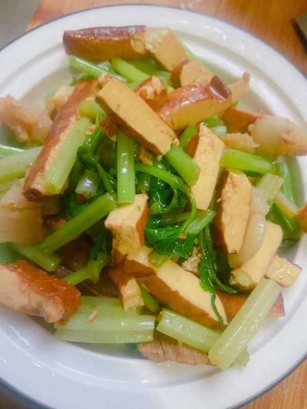 芹菜炒香干的家常做法（芹菜炒香干先炒什么）-1