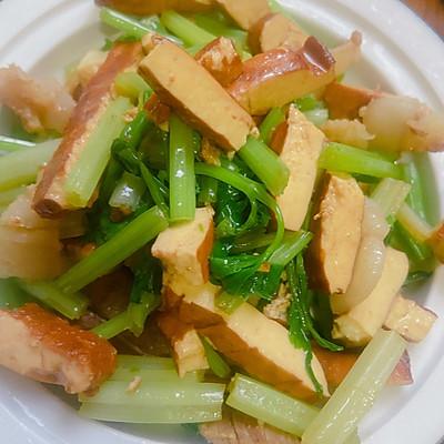芹菜炒香干的家常做法（芹菜炒香干先炒什么）-5