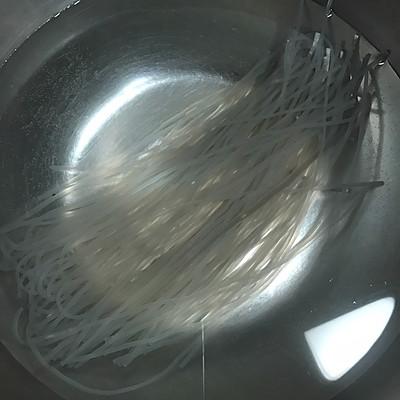 包菜炒鸡蛋粉丝的家常做法（包菜鸡蛋粉丝怎么炒）-3