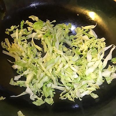包菜炒鸡蛋粉丝的家常做法（包菜鸡蛋粉丝怎么炒）-1