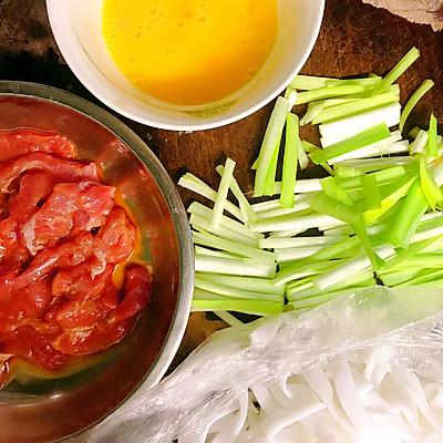 鸡蛋炒河粉怎么炒好吃_炒粉条的家常做法-3