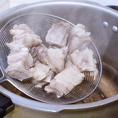 羊排怎么炖好吃又烂没腥味又不油_家里炖羊排的正确方法-7