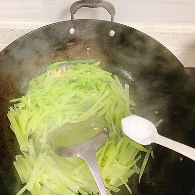莴笋炒鸡蛋怎么做好吃又简单（莴笋鸡蛋怎样炒好吃）-7