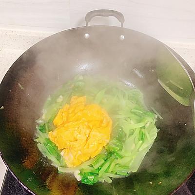 莴笋炒鸡蛋怎么做好吃又简单（莴笋鸡蛋怎样炒好吃）-10