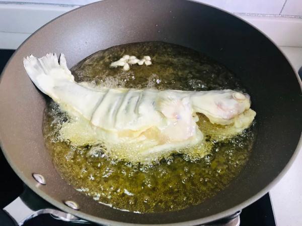 糖醋鱼的做法家常做法简单（糖醋鱼的糖醋汁怎么调）-5
