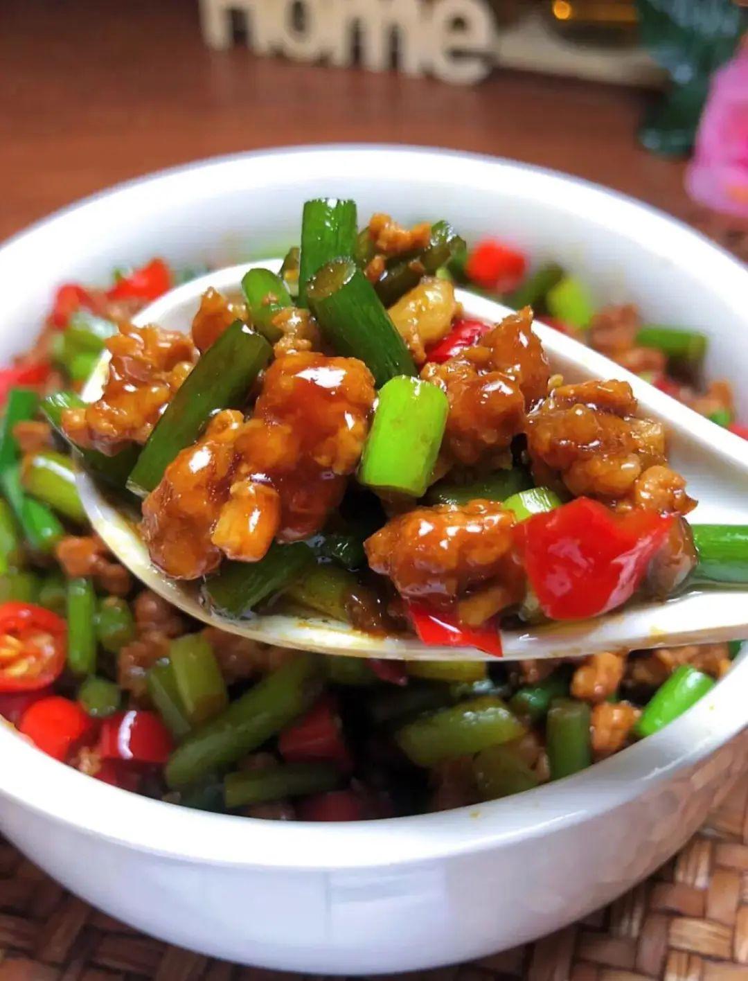 蒜苔炒肉的做法窍门（蒜苔炒肉末怎么炒好吃）-11