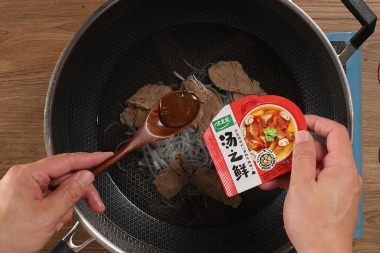 白萝卜炖牛肉汤的做法（牛肉萝卜汤怎么炖白）-8