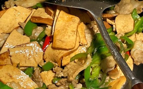 青椒炒香干怎么炒好吃（青椒香干炒肉的做法）
