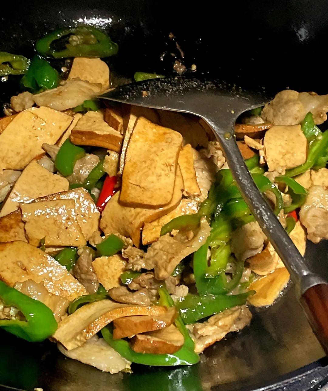 青椒炒香干怎么炒好吃（青椒香干炒肉的做法）-1
