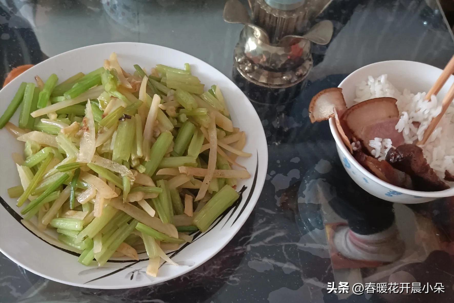 腊肉饭的做法电饭煲放多少水（怎样做腊肉蒸饭）-4