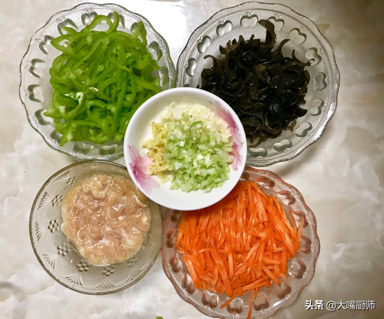 鱼香肉丝的简单做法大全（怎样做鱼香肉丝好吃）-4
