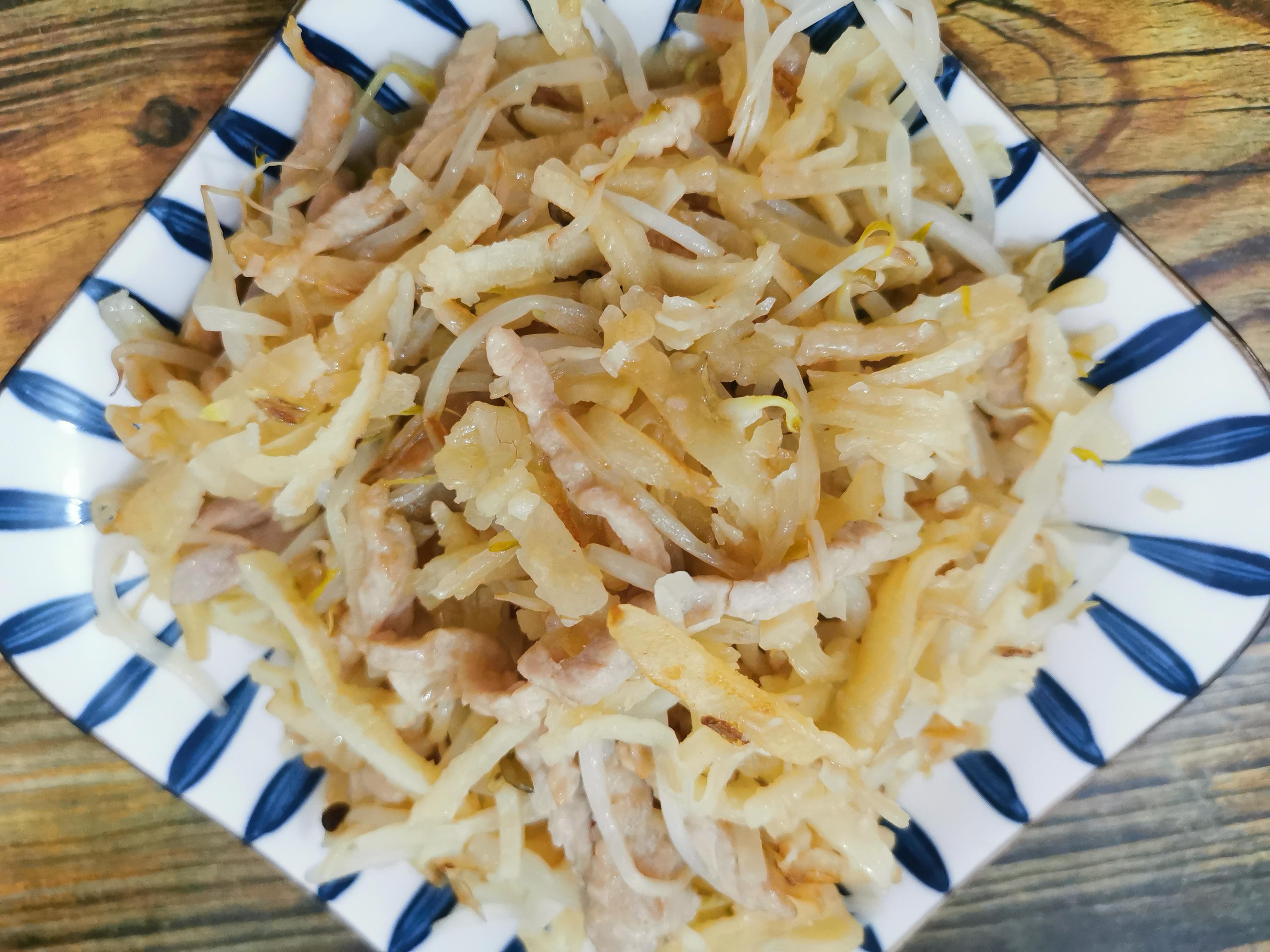 豆芽炒饼丝的家常做法（豆芽炒饼怎么炒好吃又简单）-6