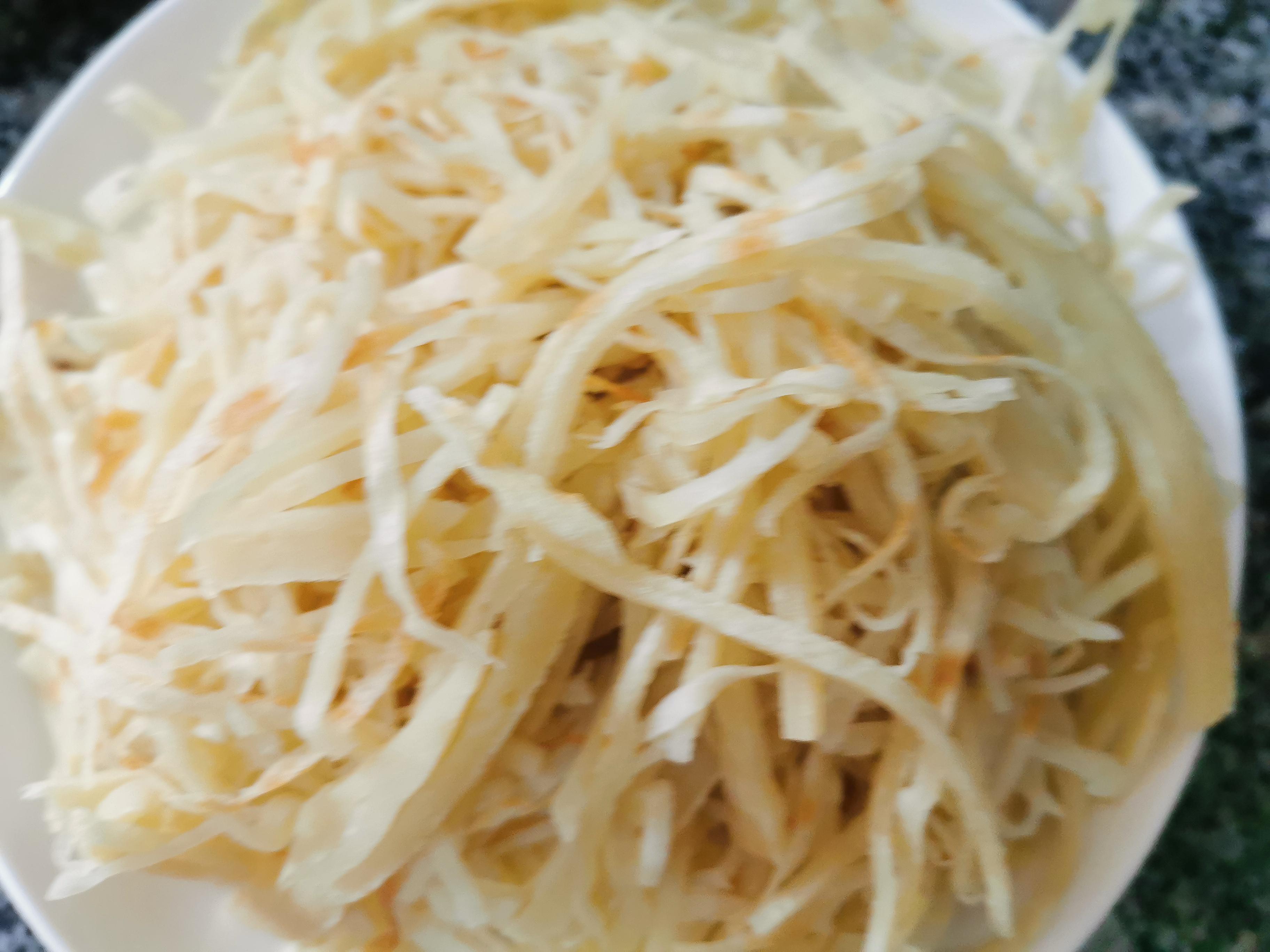 豆芽炒饼丝的家常做法（豆芽炒饼怎么炒好吃又简单）-2