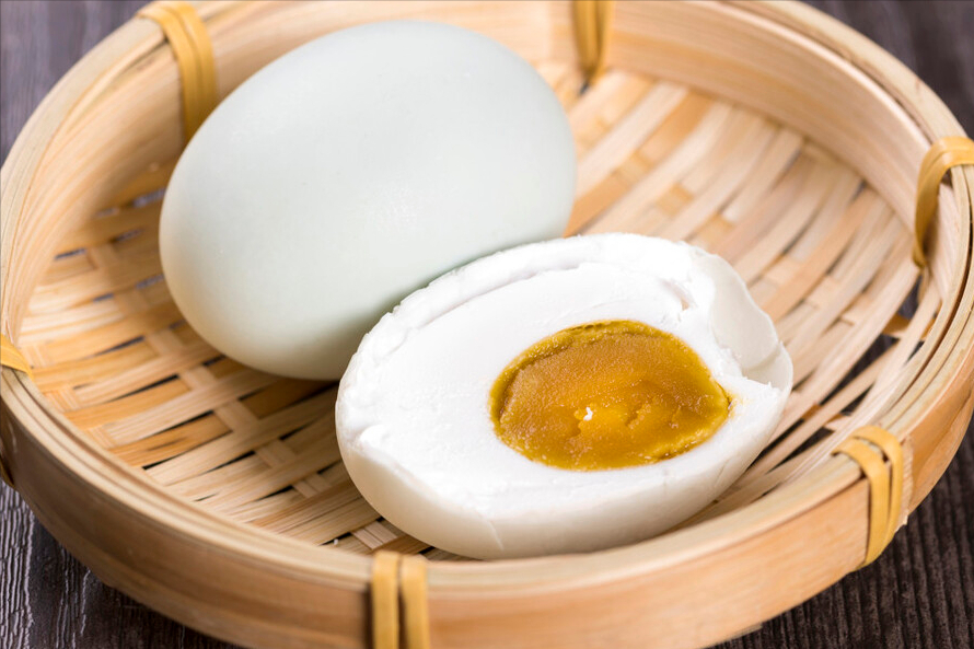 如何腌制咸鸭蛋出油又不咸窍门_腌制咸鸭蛋怎么腌-5