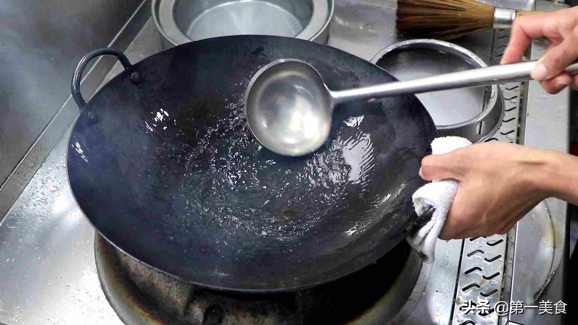 粉皮怎么炒不粘在一起（炒粉皮怎么让不粘不坨）-5