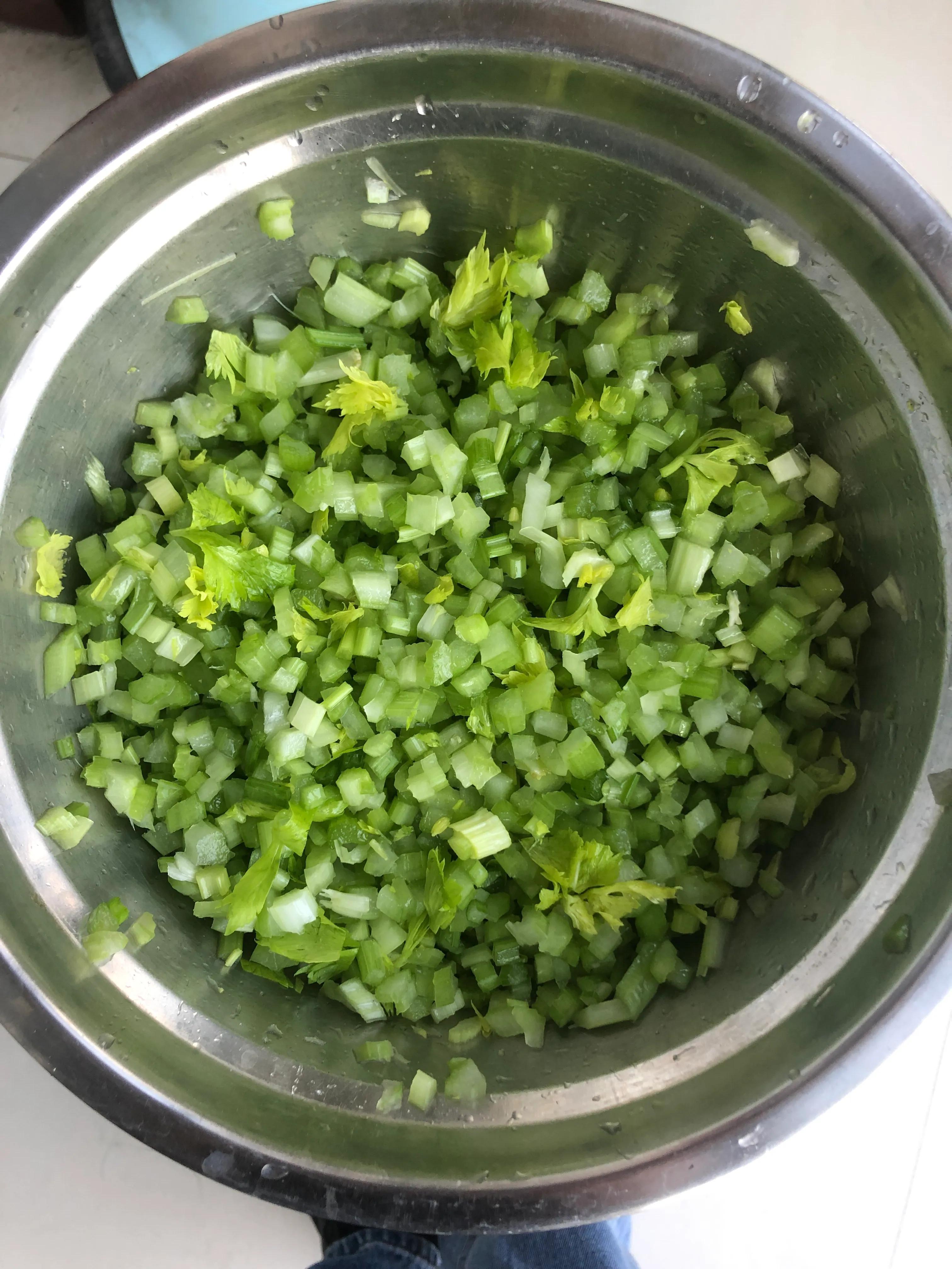 芹菜豆腐包子馅的做法（芹菜豆腐蒸包怎么做好吃）-2
